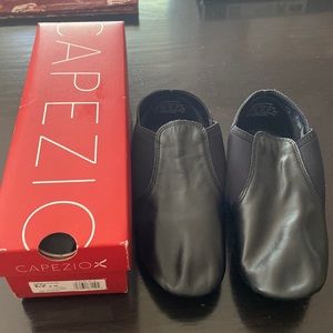 NEW in BOX Capezio Black Leather Slip on Jazz Shoe size 9M